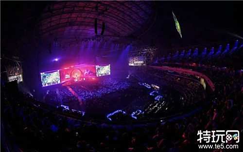 球星突破防线送出关键助攻