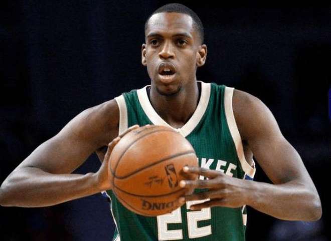 甘超对阿奇姆彭做闭嘴手势，钟义浩扳平比分后做同样手势回击