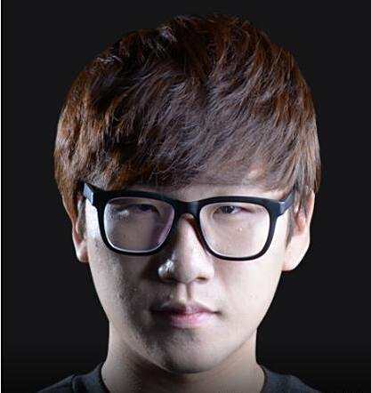 官方：尤文图斯与20岁前锋塞里涅-德梅续约至2028年